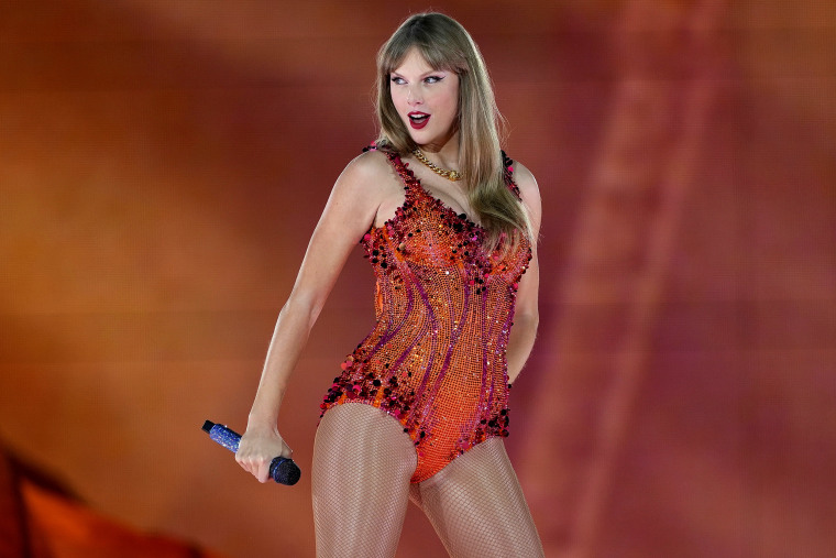 Taylor Swift performing.